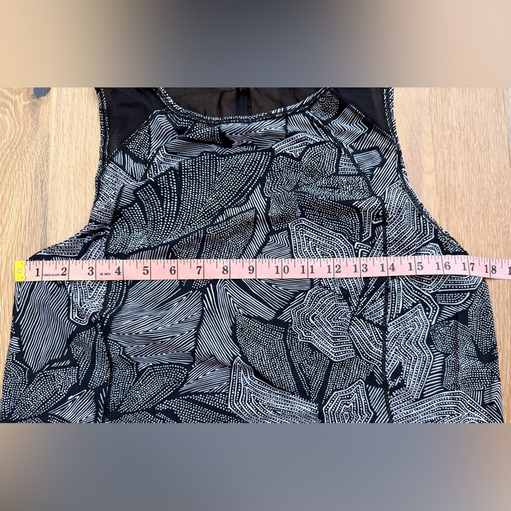Lululemon Women’s Black and White Patterned Sculpt Tank in Great Condition - Picture 4 of 5